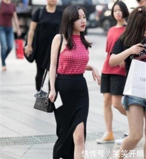 『 不失』性感而不失甜美,时尚街拍:紧致身材的小姐姐