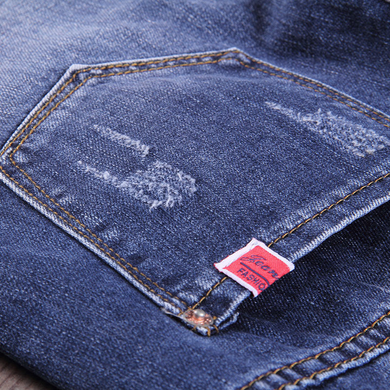 70后别穿阔腿裤，土腻了!时下流行“垂感”牛仔裤，美嫩藏不住