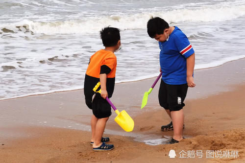  『海边』海边沙滩野草疯长，网红小姐姐不惧寒风大浪，疫情消退人们出游忙