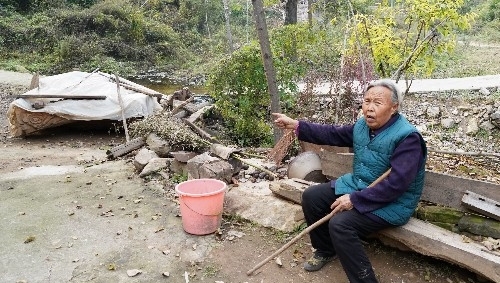  「山西」山西76岁农村老人，守着3间瓦房1条小溪不离开，咋回事