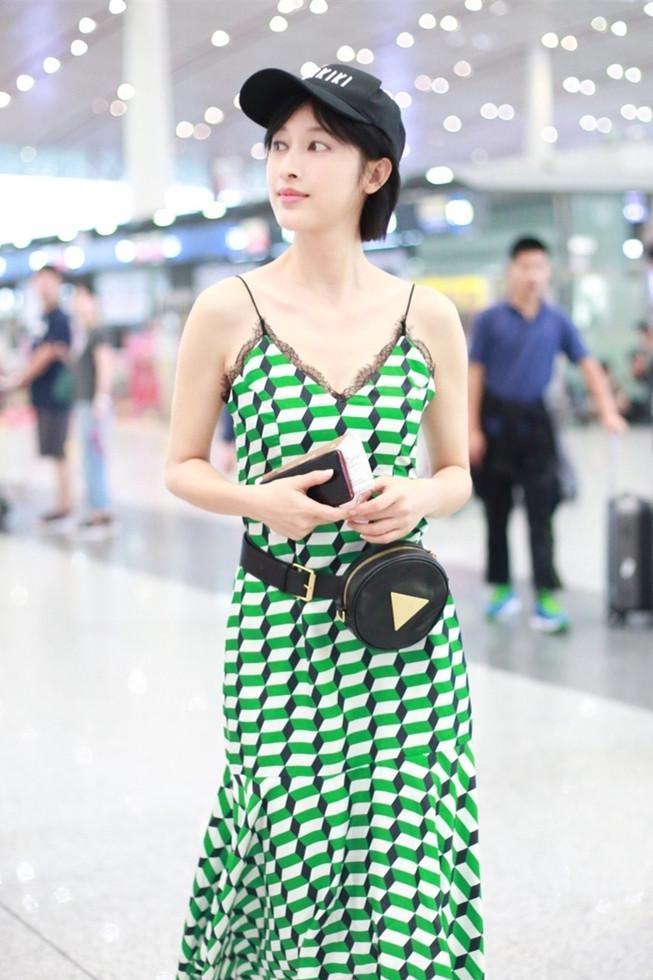 张俪穿吊带裙现身蕾丝的位置很尴尬, 网友: 还以为是腋毛爆开了