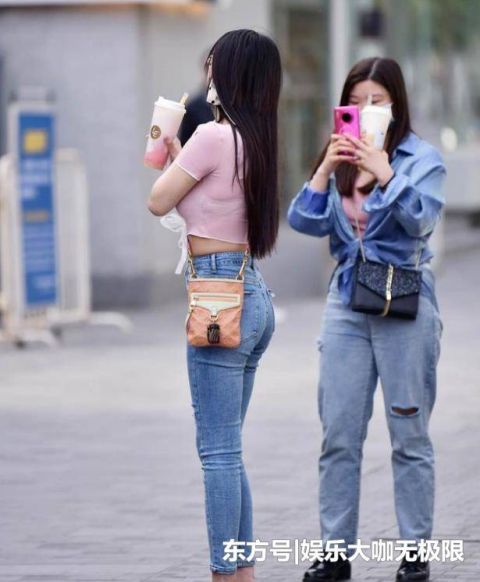  「紧身裤」街拍：美不胜收的美女，一件黑色短袖配黑色紧身裤，青春靓丽气息