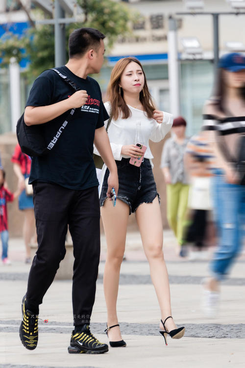 路人街拍，这么好看的小姐姐，你想不想拥有