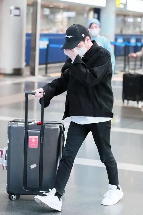 【时髦】个子不到165怎么穿?看看身高161的周深,造型时髦又显高