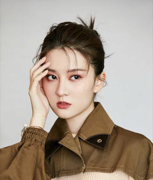 『大气』乔欣美出新高度，丸子头发型搭配一件工装外套，意外时髦大气