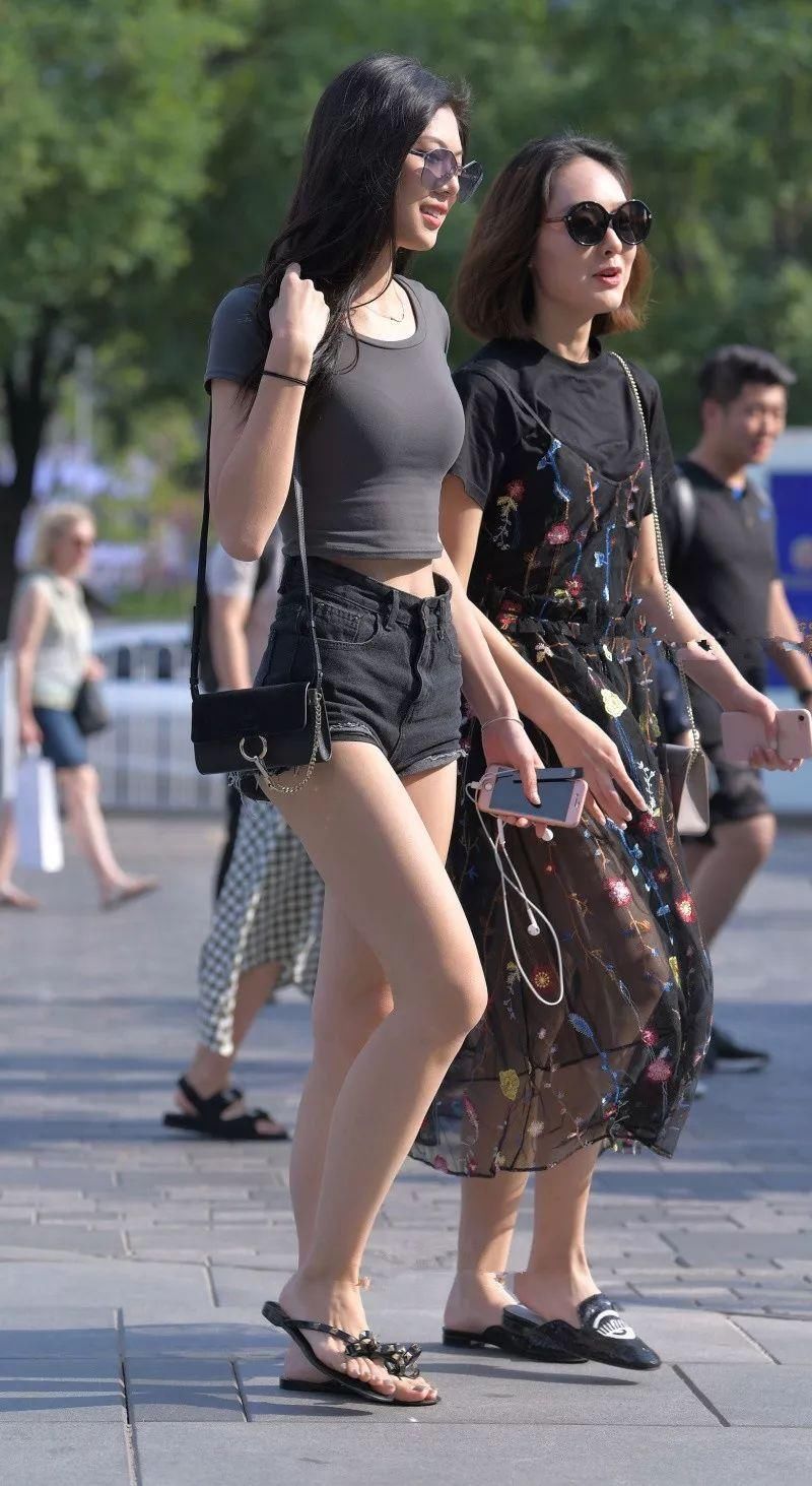 灰色全棉体桖搭配黑色热裤，性感小腹修长双腿