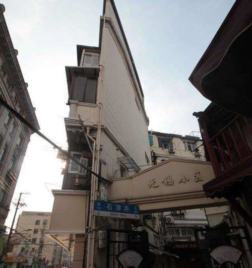 上海少见的“纸片楼”，在网络上意外走红，如今每天吸引大量游客