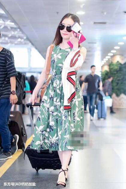 31岁舒畅绿色连衣裙,系带高跟真怕系不稳,网友:像20岁少女