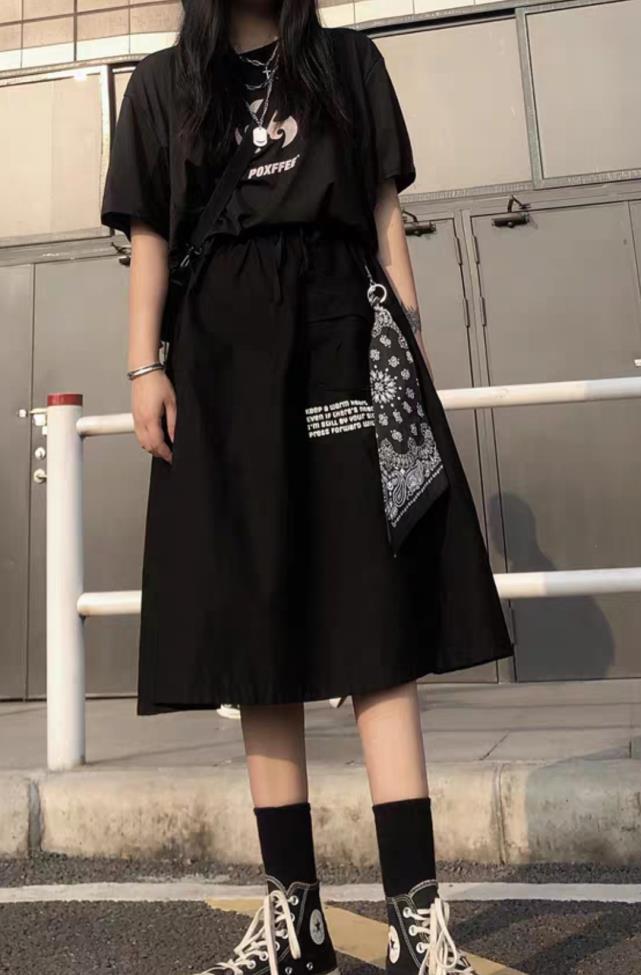  『凹出』酷女孩别只穿工装裤呀！像山本风的日系裙，也能轻松凹出帅气感哦