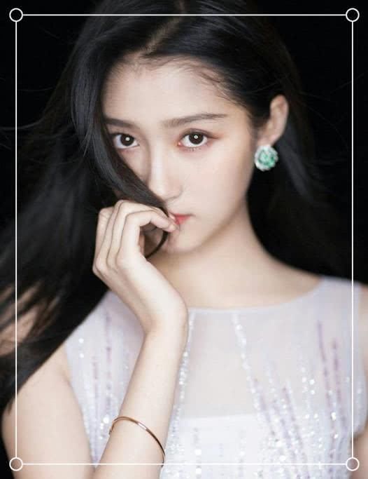 当21岁关晓彤和17岁张子枫同穿白裙，网友:这气质差距岂止4岁?