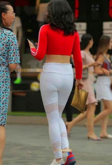 一条简单的打底裤 轻松搭配各种衣服 让男人们眼睛盯着你看