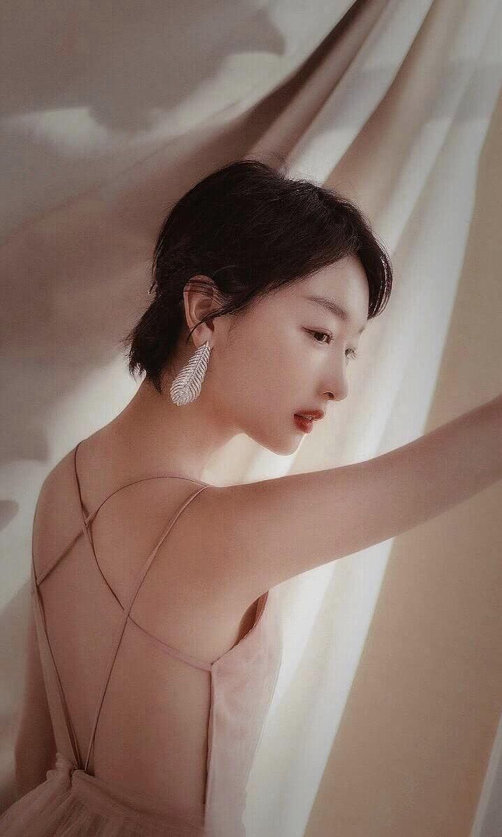 很多人都说周冬雨身材不好，看完精致的脸型后，恐怕你没资格说她