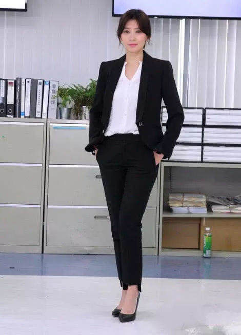 贾静雯穿的这身很美，坐下来用矿泉水瓶防走光，网友：真的很机智