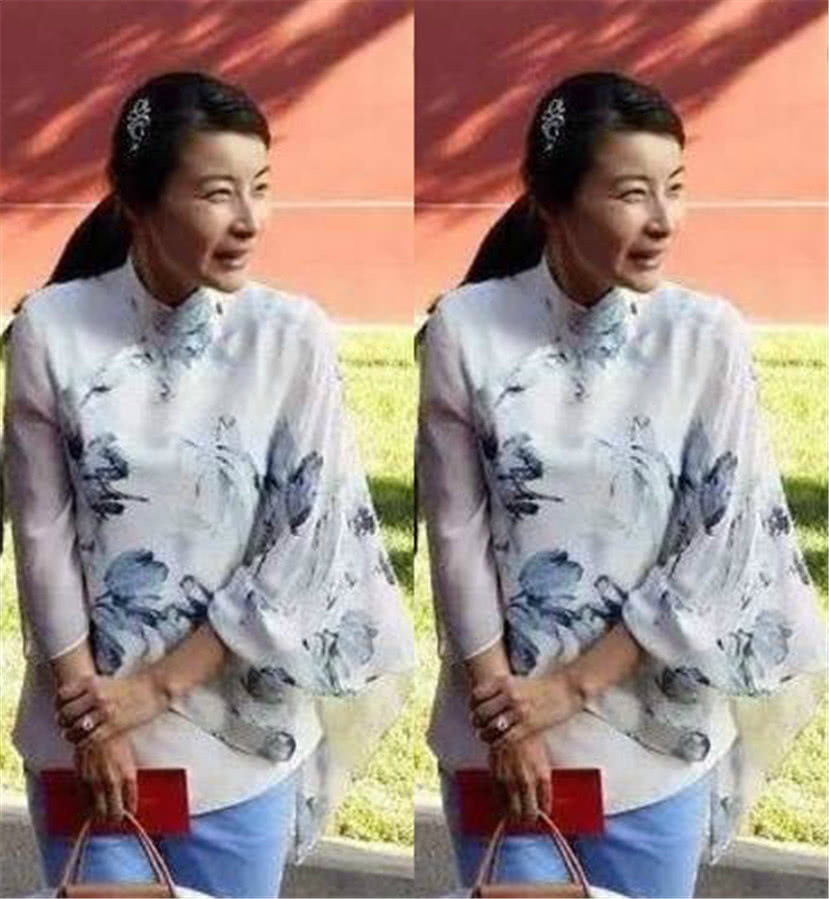 郭晶晶终于有豪门太太的气质了，挺胸抬头气质优雅，网友：霍启刚