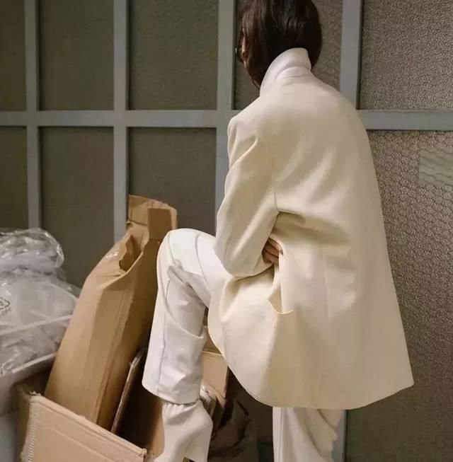  穿搭■谁说白色不好搭？同色系法则等你来撩，省事又时髦