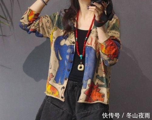 小黑@快收起你的小黑裤,今年流行“例假衫+微喇裤”,时髦更显瘦美