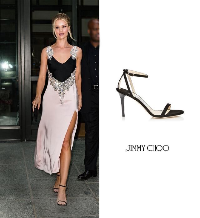 同款小粉裙，31岁超模惠特莉性感撩人，周冬雨带满珠宝却照样清新