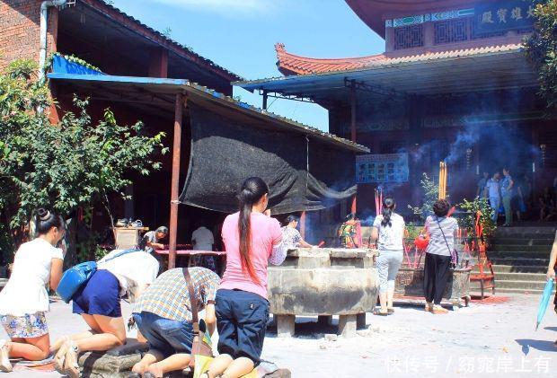 为什么国外的教堂祷告免费，中国寺庙烧香却要收钱？原因让人气愤