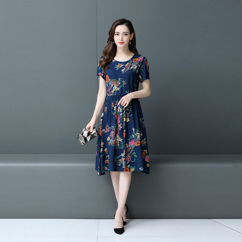 50岁的妈妈，裤子都扔了!就穿这雪纺连衣裙，洋气超显气质