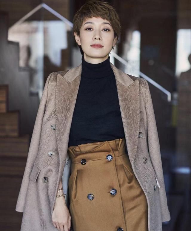  #穿搭#马伊琍穿的“大衣”火了!内搭毛衣,适合40岁女人