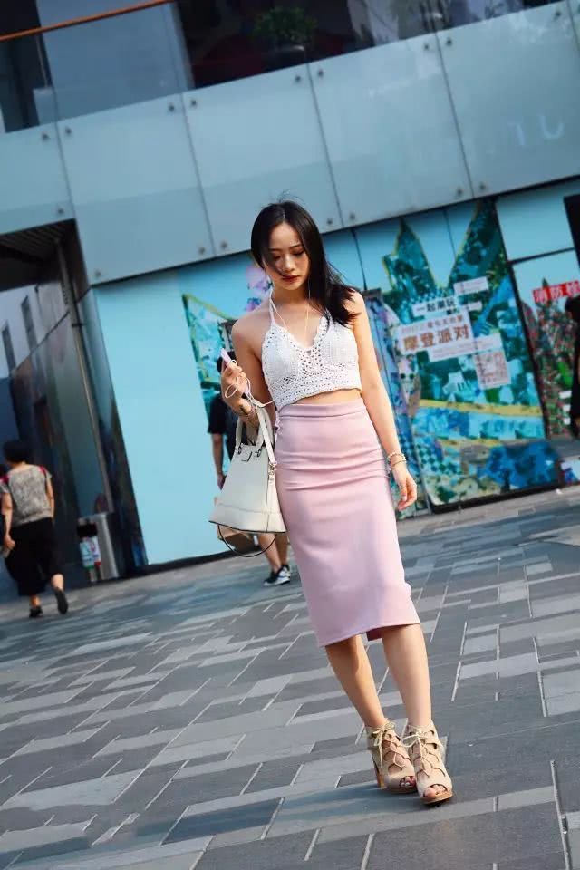 气质小姐姐针织内衣搭配长款包臀裙，另类性感闪耀街头