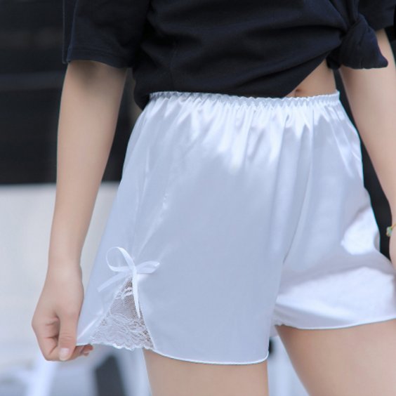 夏天穿飘逸的短裙，最怕刮风走光，老婆这样搭配安全裤，真心好看