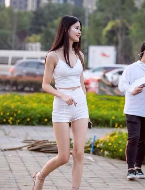  『清新』美女时尚街拍：丰姿冶丽的小姐姐，一件白色上衣配灰色短裙，时尚清新靓丽