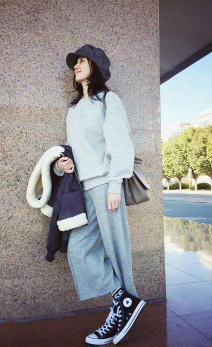 宋佳这裙子也太透了吧!三角区黑毛都看得见网友:白百何都没你疯狂