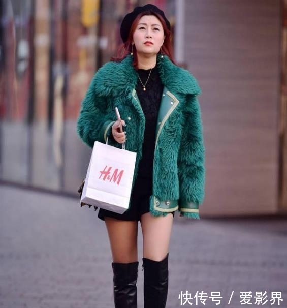 #气质#街拍:芳菲妩媚的小姐姐,一件白色背心配牛仔短裤,优雅魅力气质