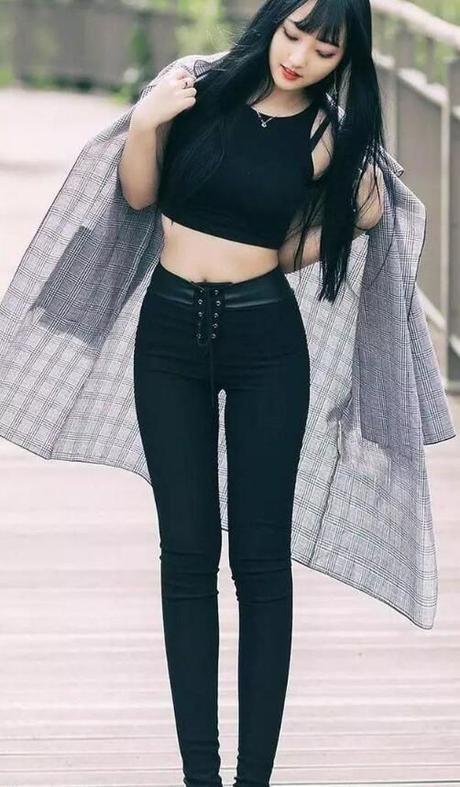 街拍美女：清爽别致的紧身牛仔裤小姐姐，更显个性独特