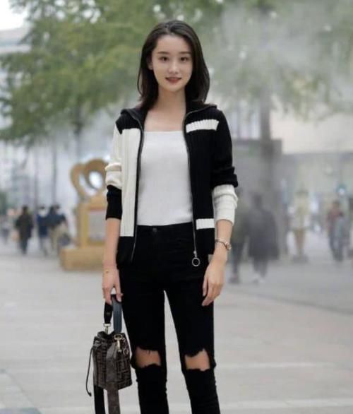  「笑嫣然」街拍：语笑嫣然的美女，一件黑白上衣配漏洞裤子，时尚优雅气质