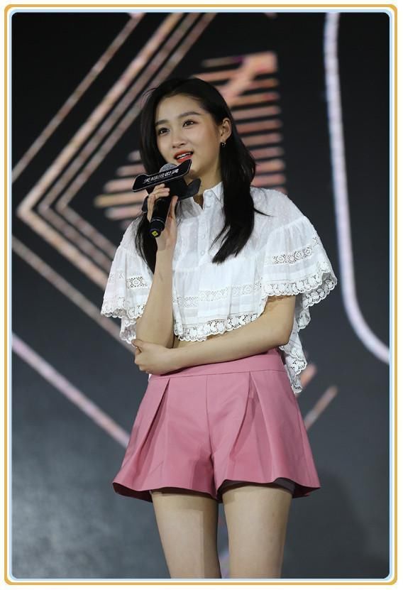 当34岁佟丽娅和21岁关晓彤同穿粉色短裤,网友:不是年轻就能赢!