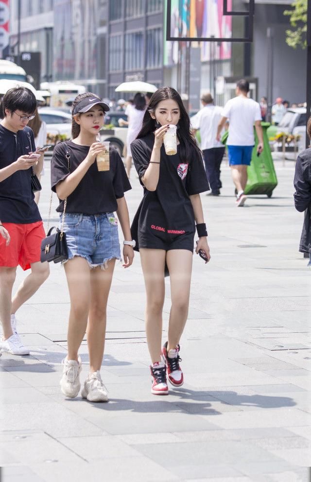 路人街拍：吊带装是今年夏天小姐姐不愿舍弃的搭配，只要皮肤够白