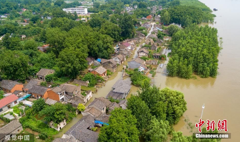 长江铜陵段水位持续上涨 安徽铜陵迎战洪峰