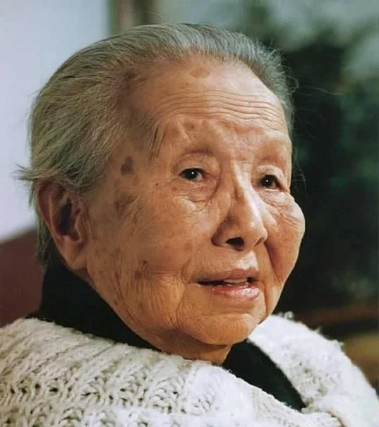 99岁逝世,被称为“世纪老人”,不曾想死后墓碑被孙子刷漆臭骂! - 周公乐 - xinhua8848 的博客 99岁逝世,被称为“世纪老人”,不曾想死后墓碑被孙子刷漆臭骂! - 周公乐 - xinhua8848 的博客
