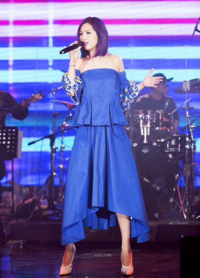 43岁杨千嬅跟38岁陈乔恩撞衫, 网友: 扮嫩只服陈乔恩