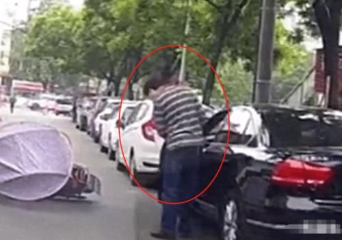  电动车车主|开车门撞上电动车，车主下车心疼车门，对电动车主一眼不瞧