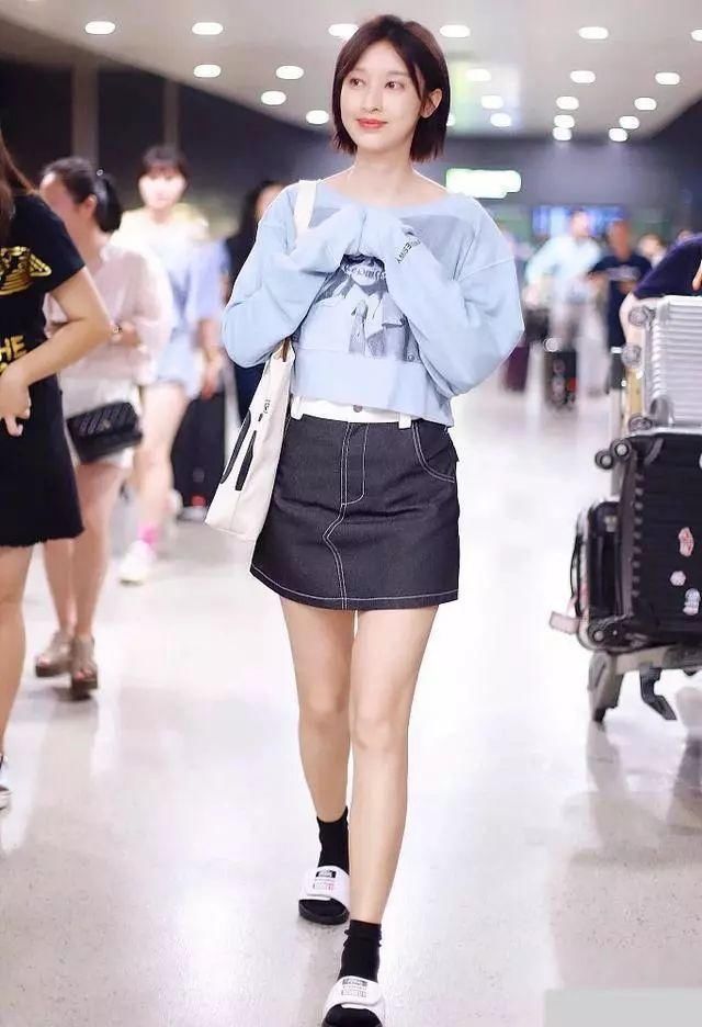 张俪腿是真长，穿拖鞋不邋遢还时髦！网友：我要有这腿也敢这样穿