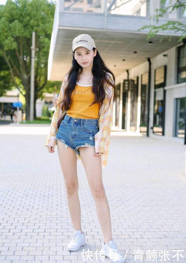  流行|路人街拍：短裤这样穿才流行，有肉的女生穿更美