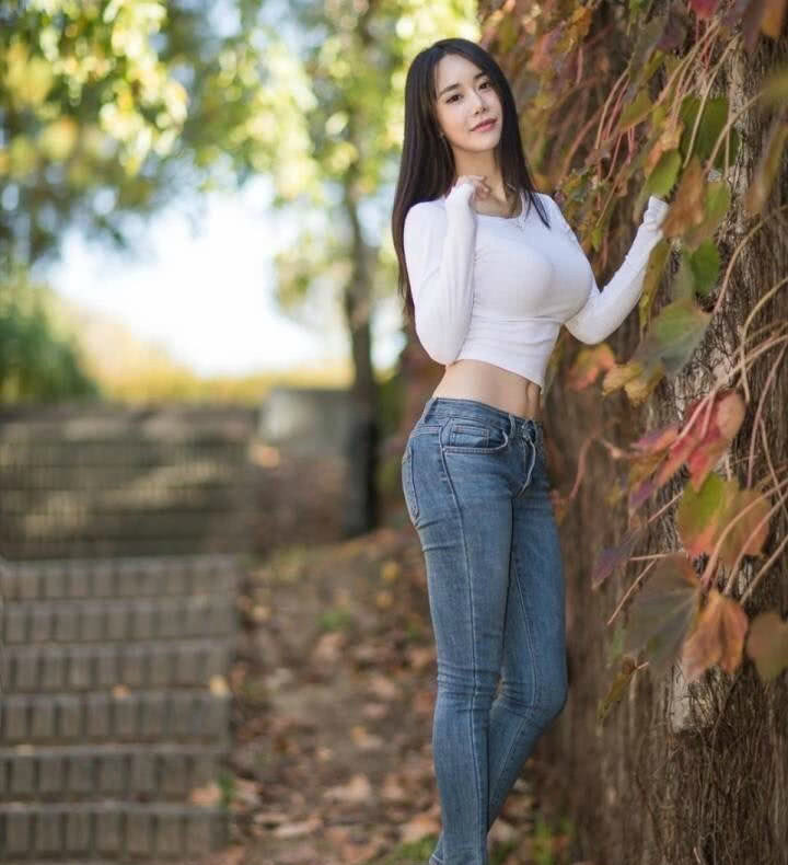 街拍：穿着清新靓丽小姐姐，简单大气！