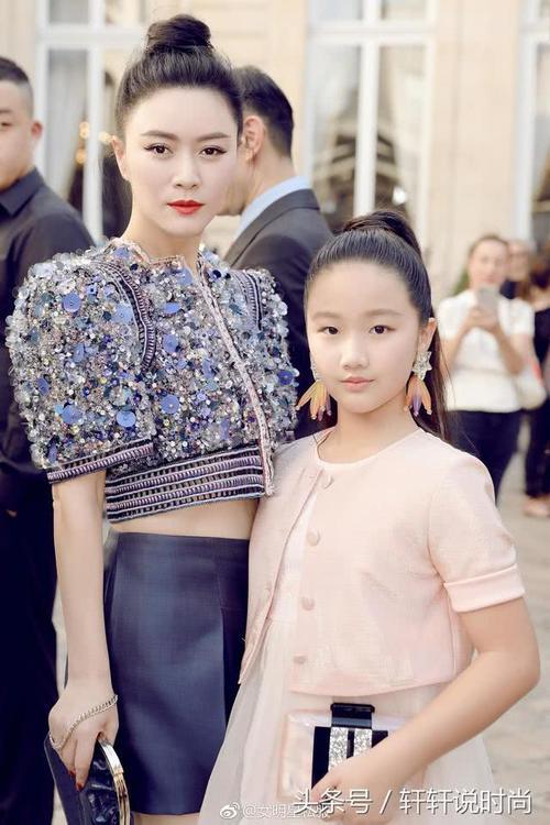 43岁田海蓉穿露腰装看秀,还脚踩一对20cm的细针,网友:看着都疼