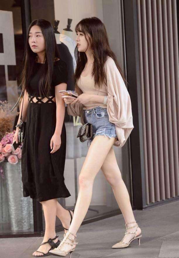 街拍：90后辣妈有少妇韵味，时髦又有女人味，网友：别有一番风味