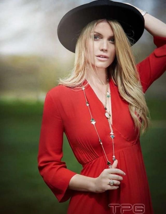 戴安娜王妃侄女一张美照惊艳全球, 但她其实不是零死角正妹