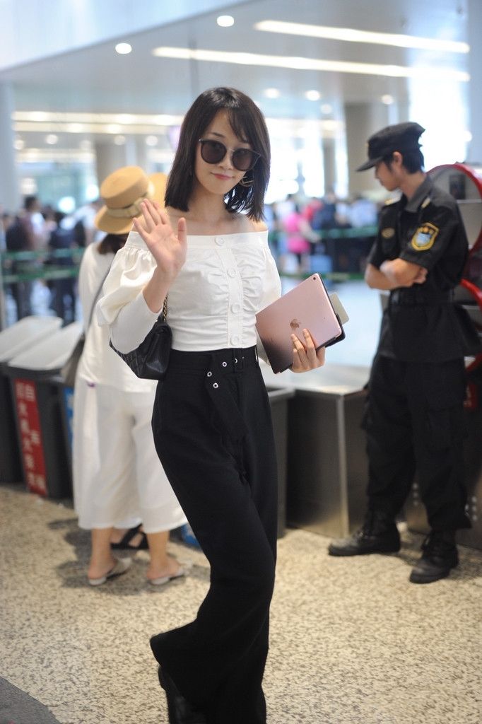 盈莹现身机场，举手投足散发女人味，秀香肩长腿女人味十足