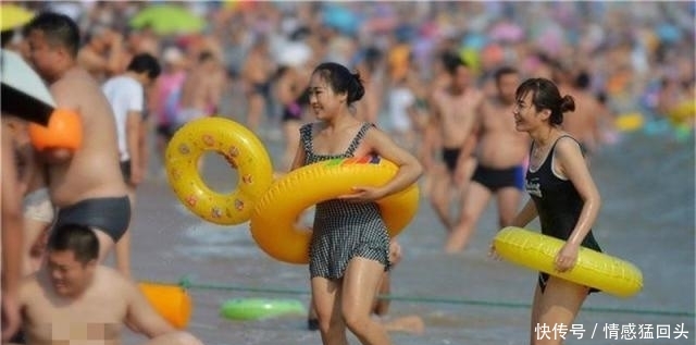 山东最“拥挤”的浴场，10万游客在此游乐戏水，宛如下饺子一样