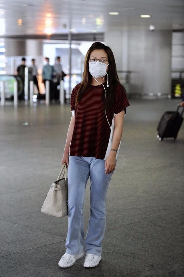 赵薇从来没瘦过，未修图的腿跟苏有朋一样粗，网友：这鞋扣勒好紧