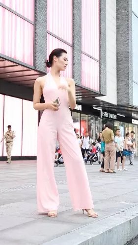 路人街拍，小姐姐这一身穿搭，非常的清新靓丽，宛如漫画中的女孩