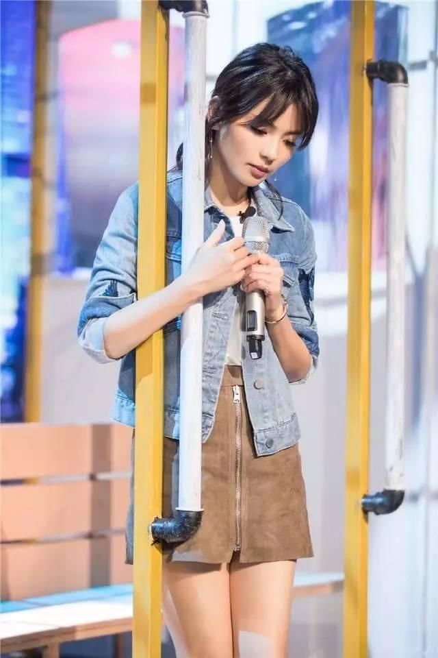 秦海璐跟刘涛撞衫不相上下，只不过秦海璐腰上打了个结，差距立显