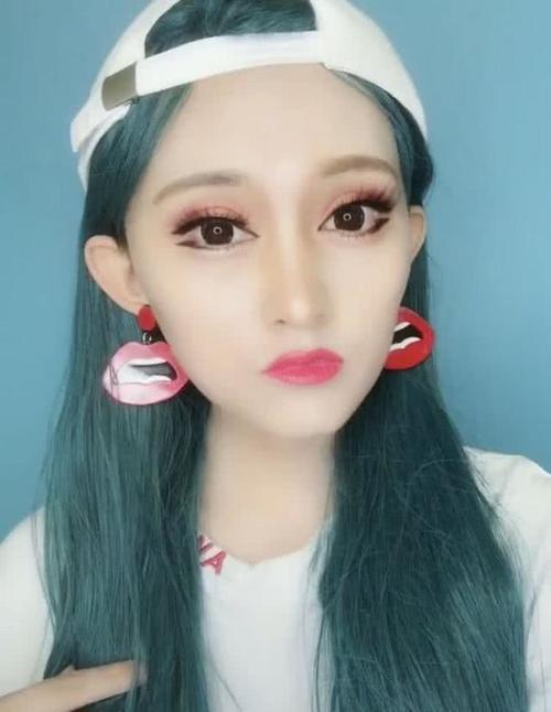 美女约会完回家卸妆，摘下帽子的那一刻，网友：男朋友要哭了！