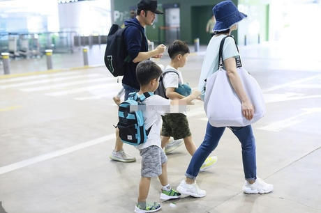 『 卡通』卡通t恤尽显潮范,穿亲子装太温馨,沙溢胡可一家四口走机场